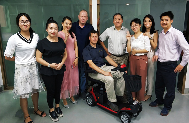 美國(guó)老年代步車(chē)品牌商到我們公司洽談老年代步車(chē)、輪椅項(xiàng)目[元亨電動(dòng)]