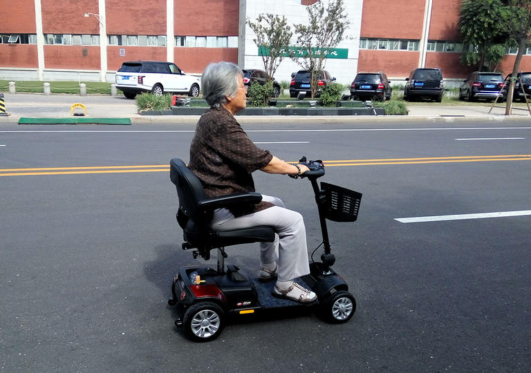 很多人的疑問(wèn)——折疊老年電動(dòng)代步車可以上路嗎[元亨電動(dòng)]